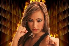 Zebra brasileira de 21 anos finaliza 'gata do caratê' e é campeã do Invicta