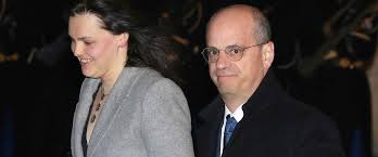 Trois ans plus tard, elle intègre le gouvernement jean castex en tant que secrétaire d'état chargée de l'éducation prioritaire. Jean Michel Blanquer Pourquoi Son Mariage Avec Aurelia Devos Avait Fait Parler Gala