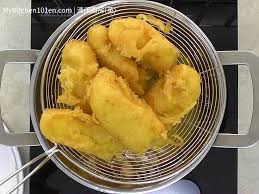 Kerala pazham pori recipe is a favorite banana fritters from kerala made from nendra pazham the pazham pori is made from a ripened plantain called 'nendram pazham' which is a local fruit found in most of the region in kerala. Crispy Deep Fried Banana Fritters Pisang Goreng Mykitchen101en Com Banana Fritters Deep Fried Bananas Fritters