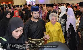 6:46 basyirah sheikh tv 2 765 просмотров. Majlis Jamuan Negeri Laman Web Rasmi Kemahkotaan Dymm Sultan Ibrahim Sultan Johor