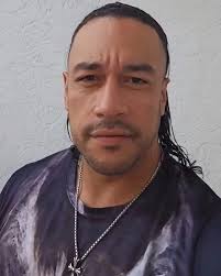 bet I can't find 1 woman who doesn't use makeup 💄 everyday 🤭