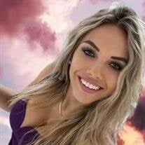 Ellie Duke's Instagram, Twitter & Facebook