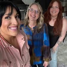 Leanne Kramer's Instagram, Twitter & Facebook