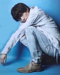 instagram しゃがむ ポーズ おしゃれ 絵画 廉