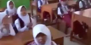 Semua, semua, semua dapat ditaklukan. Keren Ibu Guru Ini Ajak Anak Anak Sd Teriakkan Yel Yel Juventus Feed Merdeka Com