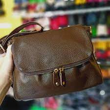 Wanita, merupakan salah satu sosok yang selalu menginginkan berbagai macam aksesoris dan perlengkapan lainnya untuk memenuhi kebutuhan fashion sebagai gaya hidup mereka, termasuk tas kulit. Jual Tas Selempang Wanita Tas Kulit Garut Tas Wanita Original Hb01 Online Mei 2021 Blibli