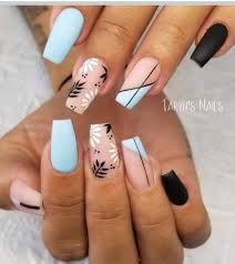 El blanco y el negro son los colores predilectos para alcanzar un estilo clásico, por eso se convierten en la base ideal para añadir algo de color con un. Unas Sencillas Unas Sencilla Y Preciosas Facebook