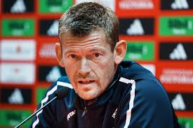 I aften står nordjyske Lars Knudsen på sidelinjen, når Danmark møder de  regerende europamestre fra Spanien på udebane. Hvordan tror du, det kommer  til at gå for nordjyden og resten af landsholdet?