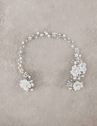 Astfel am ajuns să avem probabil cea mai bogată gamă de articole decorative și accesorii pentru florării din țară, începând de la cutii pentru flori, ambalaje pentru flori, role, panglici, coșuri, ceramică, ghivece, flori artificiale, flori și plante uscate. Coronita T2 2680 Sposa Dell Amore Rochii De Mireasa Bucuresti