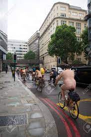 ロンドン, イギリス.2016 年 6 月 11 日。世界裸自転車ライド イベントでトラフ中央ロンドンに乗って裸のサイクリスト。の写真素材・画像素材  Image 58277878