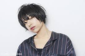 クールな印象が素敵 ジェンダーレスな髪型でワンランク上のお洒落を locari ロカリ ショートのヘアスタイル ジェンダーレス女子 中性的 髪型
