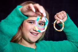 Lincoln girl makes and sells bracelets for charity