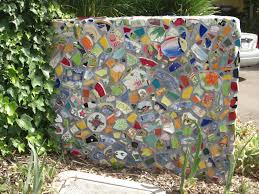 Offrir à vos invités la possibilité de faire partie intégrante de votre événement ou réception? Mosaic Wall In Garden Mosaikwand Mosaikgarten Gartenmauern