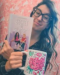 🏒 𝐜𝐨𝐟𝐟𝐞𝐞 & 𝐜𝐮𝐫𝐫𝐞𝐧𝐭𝐥𝐲 𝐫𝐞𝐚𝐝𝐢𝐧𝐠 🏒 Happy Pub Day @ leah.brunner.writes and thank you to @bookedwiththeemilys for the #gifted  copy of "Secret or Shutout." No one is surprised here, but I'm fully  immersing