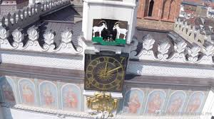 The mechanical goats' butting display takes place every day at 12:00 on the tower of the poznań city hall. Koziolki Poznan Stary Rynek Youtube
