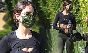 Godzilla vs kong is finally here and it's being met with some great reactions from critics and audiences alike. Eiza Gonzalez Shows Off Taut Abs In Workout Gear Ahead Of Wednesday S Release Of Godzilla Vs Kong Daily Mail Online
