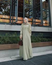 Tips memilih model baju untuk lengan besar yang pas dipakai saat kondangan. 6 Kombinasi Warna Hijau Untuk Outfit Kondangan Hijabers Model Pakaian Muslim Model Pakaian Model Pakaian Wanita