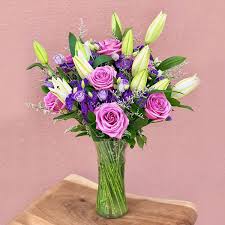 Indiagift cakes have a specialty of their own, promising yummy flavors and sweet memories on numerous occasions that can be delivered anywhere in india, irrespective of time and place. Lavish Pink Roes With Lilly In Vase In Bangalore Order Send Flowers To India Juneflowers