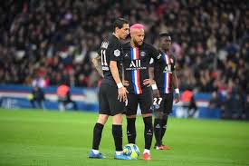 Ces 3 bandes forment le drapeau français, avec les couleurs bleu, blanc et rouge de la france. Le Psg Avec Son Quatrieme Maillot De La Saison Face A Montpellier L Equipe