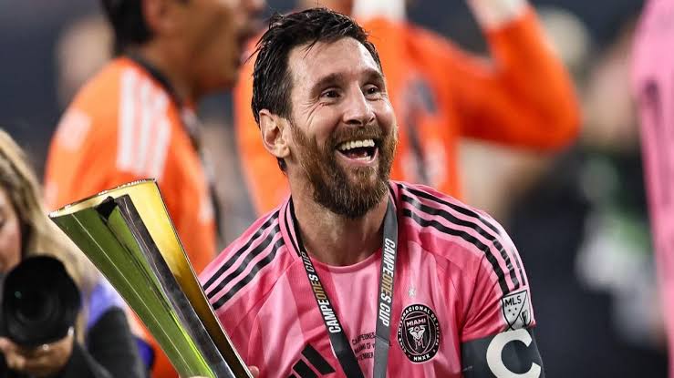 Messi lleg&oacute; a 48 t&iacute;tulos y ampli&oacute; su ventaja sobre Cristiano Ronaldo: &iquest; cu&aacute;ntos trofeos tiene CR7? | Soy Futbol