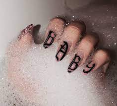Uñas negras diseños de uñas con letras cholas. Cuando Sea Mi Funeral Cantare Canciones D Amor Nails Fashion Style Design Art Manicura De Unas Unas Postizas De Gel Unas De Gel Bonitas