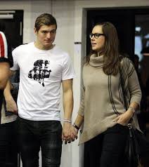 Seine frau entspricht hingegen nicht der typischen spielerfrau. Pin Auf Celebrities Stars