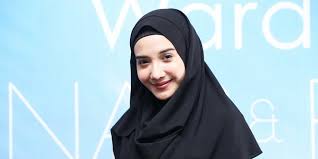 Irwansyah dan zaskia sungkar akhirnya bicara perihal pernyataan pihak medina zein kemarin. Unggah Curhatan Sedih Di Instagram Zaskia Sungkar Malah Dicibir Netizen Makassar Terkini