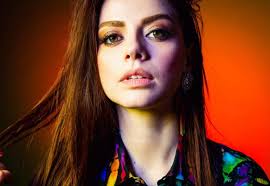 Il brano è stato eseguito per la prima volta dalla cantante durante la prima serata del festival di sanremo 2021. Annalisa Testo Del Brano Dieci Hai Sentito Che Musica