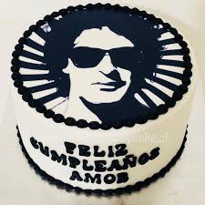 ⚫️⚪️Torta CERATI ⚪️⚫️ Gracias por preferirnos ❣️ Cotiza y Reserva con  tiempo ⏳ wsp +56998859855 www.QuieroUnCupcake.cl . . . . . . . . . .  #gustavocerati #cerati #ceraticake #quierouncupcake #blacknwhite  #fondantcake #