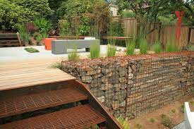 Here Stone Filled Gabions Have Been Used To Create An Interesting And Cost Effective Retaining Wall Abschussiger Garten Hinterhof Designs Hinterhof Garten