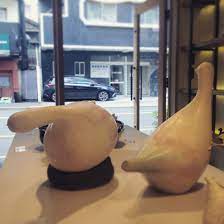 いい天気だから外に行きたいなぁ と首を伸ばしているピジョンたち potpurri ポトペリー 清澄白河 bird 陶器 オブジェ sunday fruit food pear