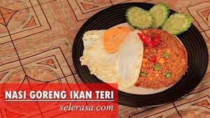 Sesaat sebelum diangkat, masukkan telur orak arik, minyak wijen, saus tomat, dan kecap manis, aduk hingga rata. Resep Dan Cara Membuat Nasi Goreng Ikan Asin Teri Spesial Pedas Enak Dan Sedap Nasi Goreng Fried Rice Nasi Goreng Nasi Dan Nasi Lemak