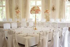 Romantische Tischdekoration Zur Hochzeit In Pastell Hochzeitsdekoration Blumen Tischdekoration Hochzeit Wed Dekoration Tischdekoration Stuhlhussen Mieten