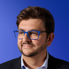 En målad keramikfigur av en stor stigande häst, Tang-dynastin