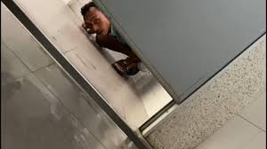Berikut beberapa contoh penerapan shower di dalam kamar mandi berukuran sempit. Wanita Ini Rekam Orang Yang Mengintipnya Saat Berada Di Kamar Mandi Umum Wajah Pelakunya Jelas Tribunnews Com Mobile