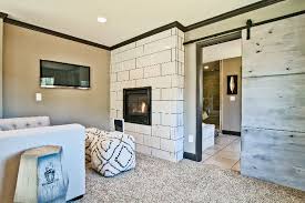 Kamin Mitten Im Raum Gestalten Wohnzimmer Feuerstelle Zeitgenossisch Ideen Trend Badezimmer Rustikal Teppich Neues Zuhause Badezimmer Rustikal Rustikale Kamine