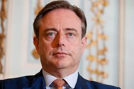 Jul 01, 2021 · il y a davantage de ministres francophones qui parlent le néerlandais qu'il y a 20 ou 50 ans. Bart De Wever Sur La Vivaldi Les Amis Bleus Devront Se Mettre A Genoux Ouvrir La Bouche Et Avaler Tout Ce Qu Il Faudra
