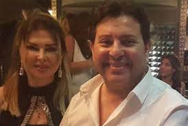 وكشف الفنان هاني شاكر، نقيب المهن الموسيقية، عن حصوله على الإقامة الذهبية بالإمارات، هو وزوجته. Ù‡Ø§Ù†ÙŠ Ø´Ø§ÙƒØ± ÙŠÙ‚Ø¶ÙŠ Ø¥Ø¬Ø§Ø²ØªÙ‡ ÙÙŠ Ø¨ÙŠØ±ÙˆØª Ø¨Ø±ÙÙ‚Ø© Ø²ÙˆØ¬ØªÙ‡ ÙˆØ£Ø­ÙØ§Ø¯Ù‡ Ø£Ù„Ø¨ÙˆÙ… ÙÙŠ Ø§Ù„ÙÙ†