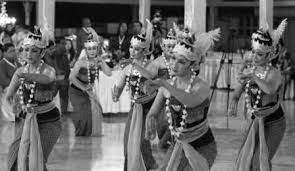 Alat musik tradisional sekarang ini jumlahnya sudah sedikit atau bahkan hampir hilang keberadaanya karena tergeser oleh alat yang lebih modern dan kurang adanya keinginan warga indonesia untuk mekestarikannya. Jenis Dan Fungsi Musik Dalam Tari Mikirbae Com