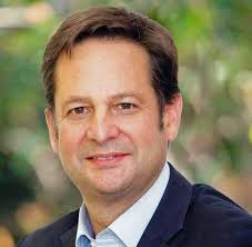 Innovation & Entrepreneurship_100 high-impact cases by Centro de Innovación  UC