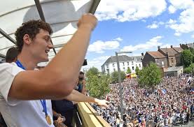 Didier deschamps has no connection to real madrid, other than having shared the pitch with zinedine zidane during the glory days between the 1998 fifa world cup and the 2000 uefa euro titles. Nach Wm Sieg Der Franzosen Didier Deschamps Lobt Vfb Spieler Benjamin Pavard Vfb Stuttgart Stuttgarter Nachrichten