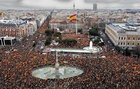 Pero, más allá de los límites del estado, más allá de disputas casi metafísicas sobre qué es españa o qué es ser español a día de hoy, a la concentración del domingo acudieron varias personas que encarnaron la magia, el sentido y la vigencia de ser español. El Pp Acusa A Tve De Manipular Groseramente La Manifestacion De Colon Para Quitarle Importancia Espana