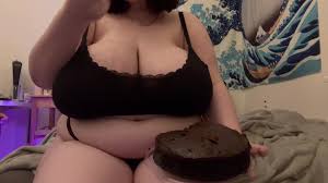 Feedee: girl with Big boobs and a bigger belly… ThisVid.com