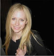 2.4 airport avril lavigne no makeup. Avril Lavigne Without Makeup Top 10 Trending Pictures