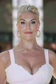 Checkout who is in the season 2 trailer for Shrinking! For anyone who  hasn't already heard (unlikely I know), both Bill Lawrence and Brett  Goldstein are writers and creators