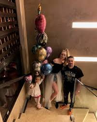 Novorođenom sinu nadjenuli su ime lorenzo , kako je na svom instagram profilu objavio njihov prijatelj. Cover Celebrity Lifestyle