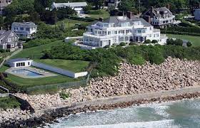 taylor swift s unwelcome wagon trespasser tries crashing new mansion taylor swift house mansions rhode island mansions