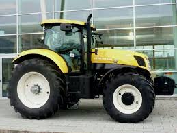 New Holland T7 Looks Stunning In Yellow Tractors Tractor Pictures New Holland Ford