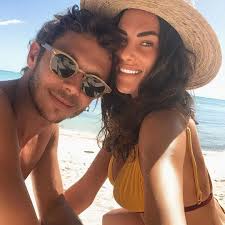 Hier treffen sich etro, dorothée schumacher, valentino und dsquared2 und bieten das beste ihrer kollektionen, auch im sale. Rossi Freundin Nach Beinahe Crash Emotional Zerstort Blick