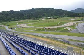Erweiterung der anlage auf 5 sandplätze sowie errichtung einer tribüne und flutlichtanlage. Red Bull J K Wo Red Bull Tribune Tickets2gp